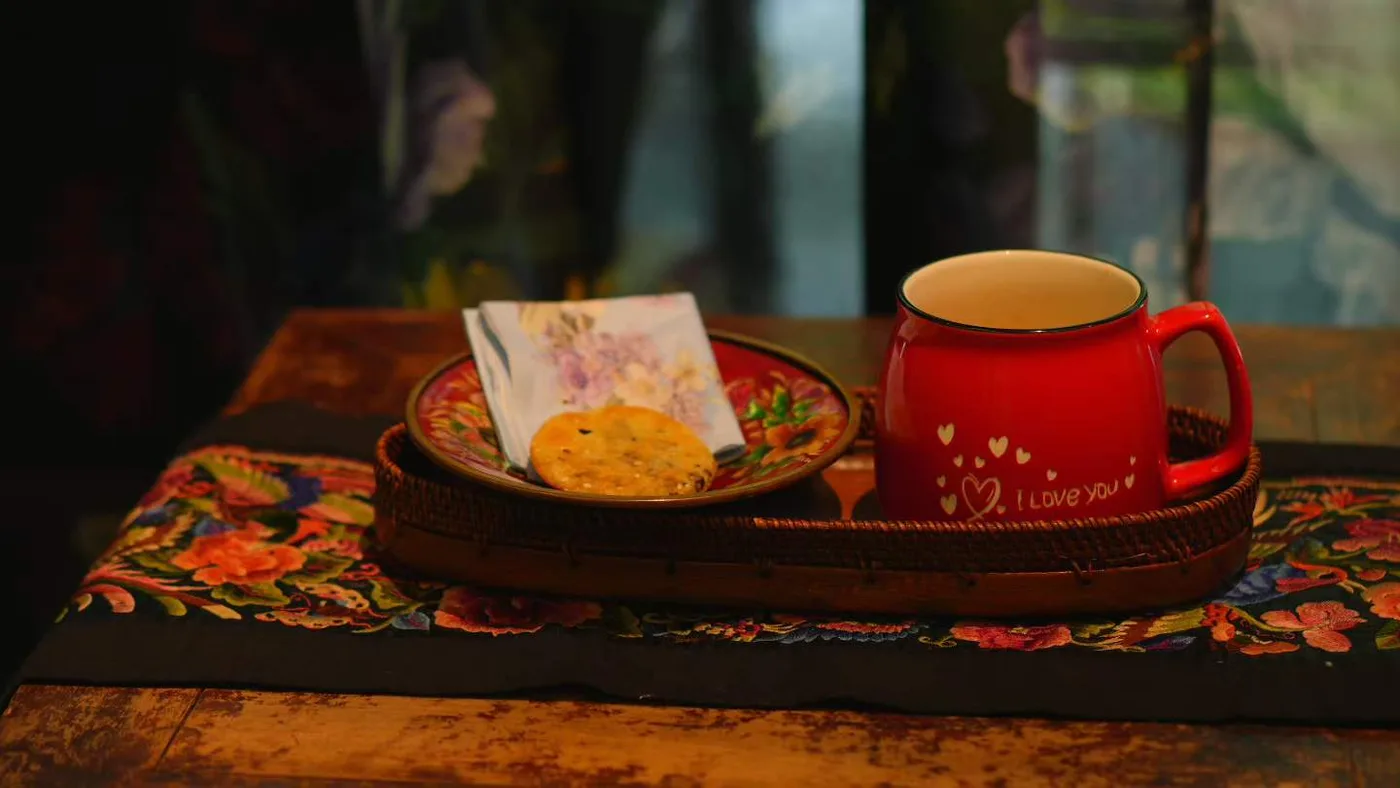 红色咖啡杯中的概念咖啡