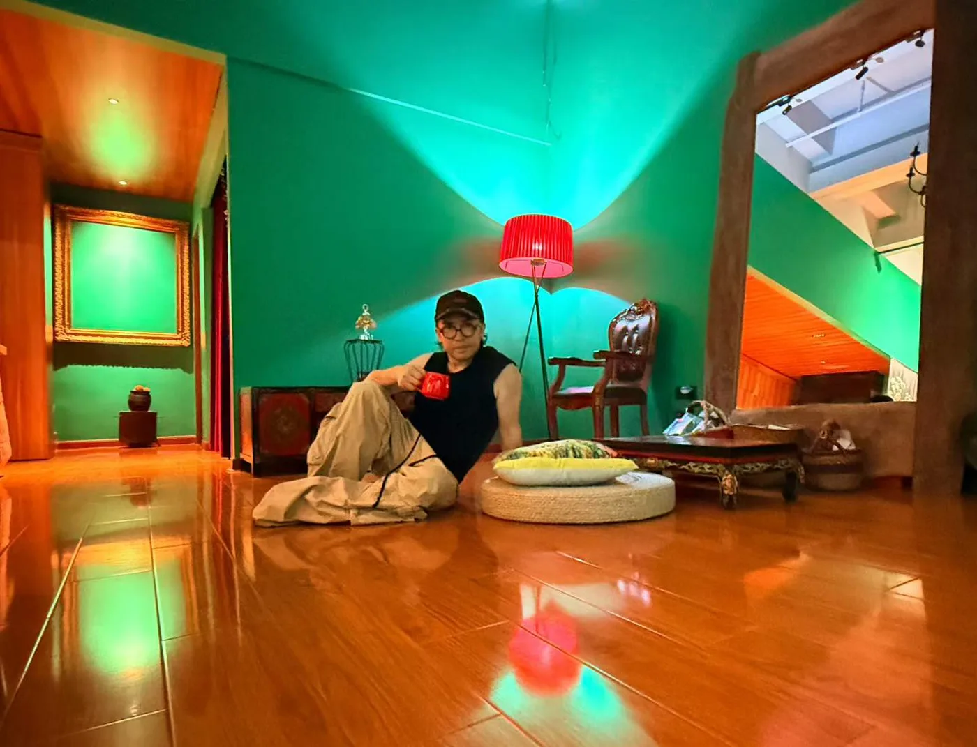 主理人在店内席地喝咖啡